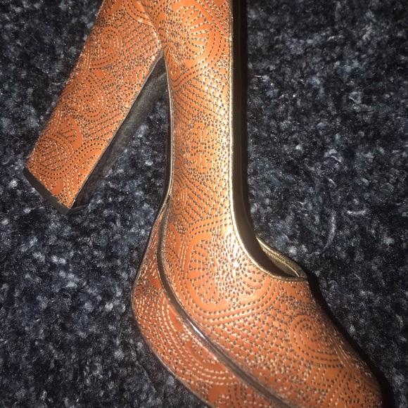 Prada - Picture 2 of 2